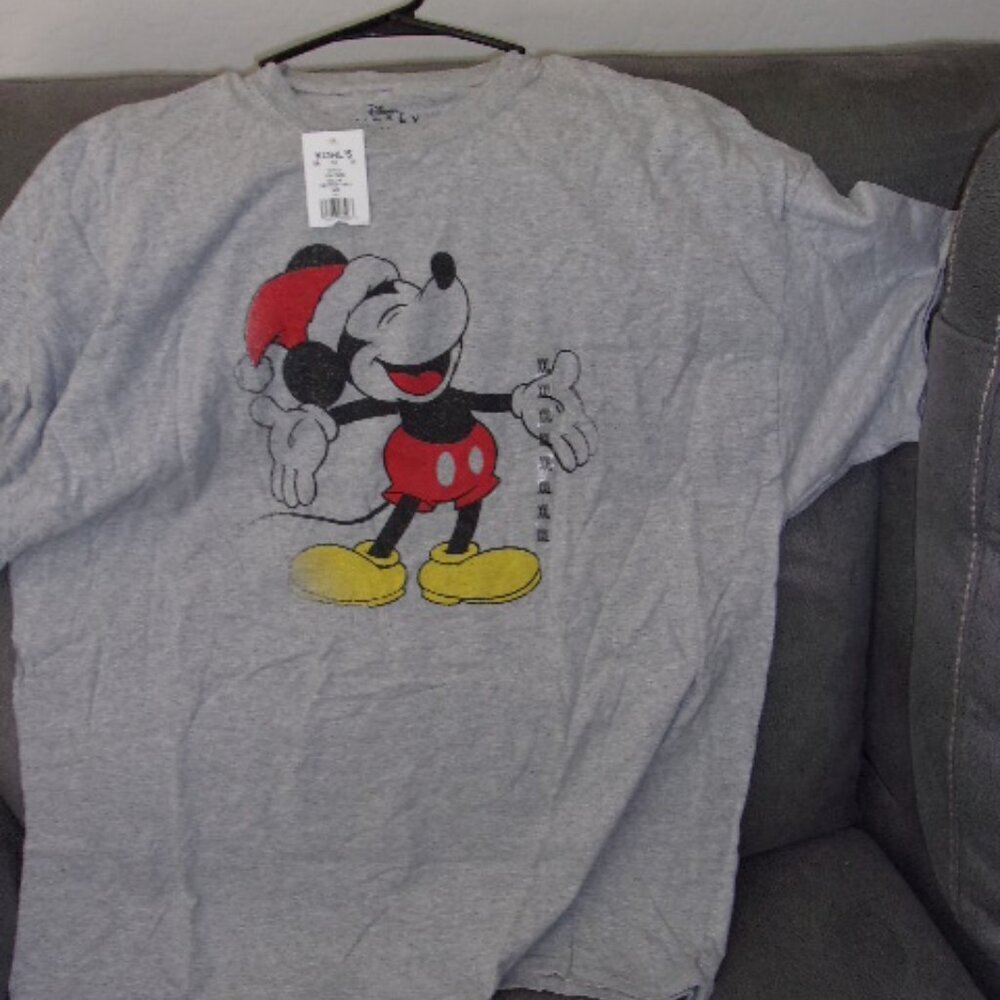 New with tags Disney Mickey Mouse Santa Tshirt XXL